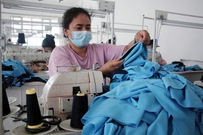 市場需求旺，服裝加工忙 制造業(yè)的活力與挑戰(zhàn)